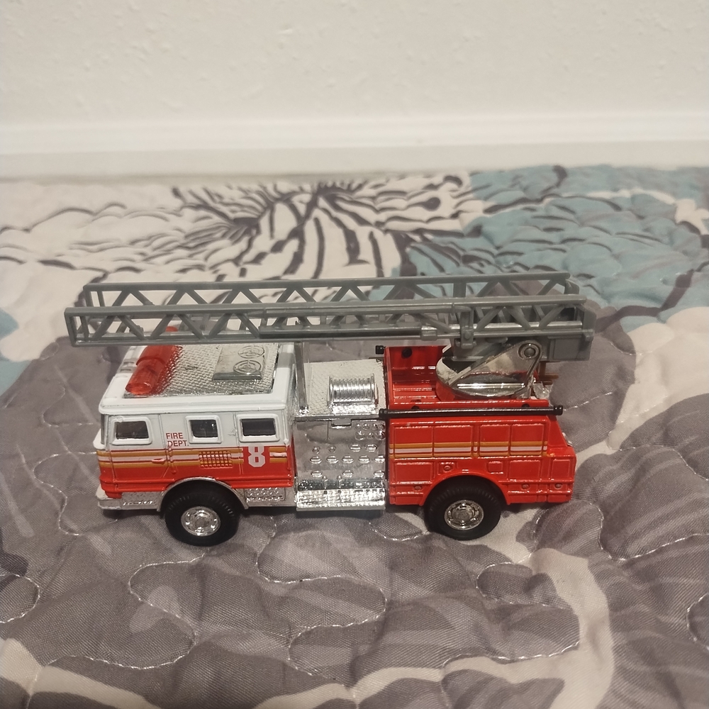 Shing Fat Huiyang Fire Truck w/  Ladder Bucket  Firetruck